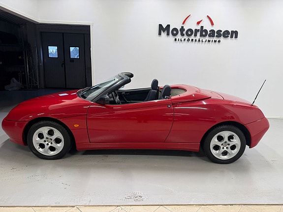 Alfa Romeo Spider 2 of 5