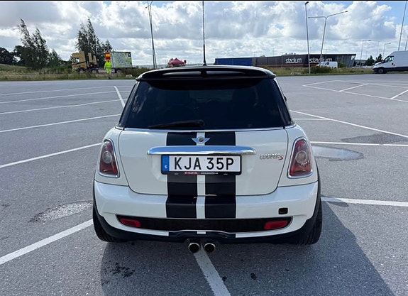 MINI Cooper S 4 of 6