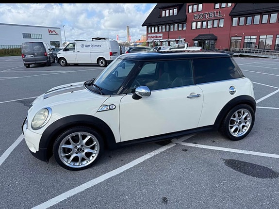 MINI Cooper S 2 of 6