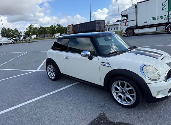 MINI Cooper S 3 of 6