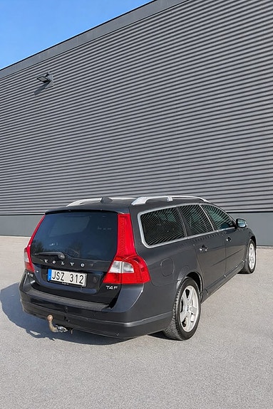 Volvo V70 3 of 17