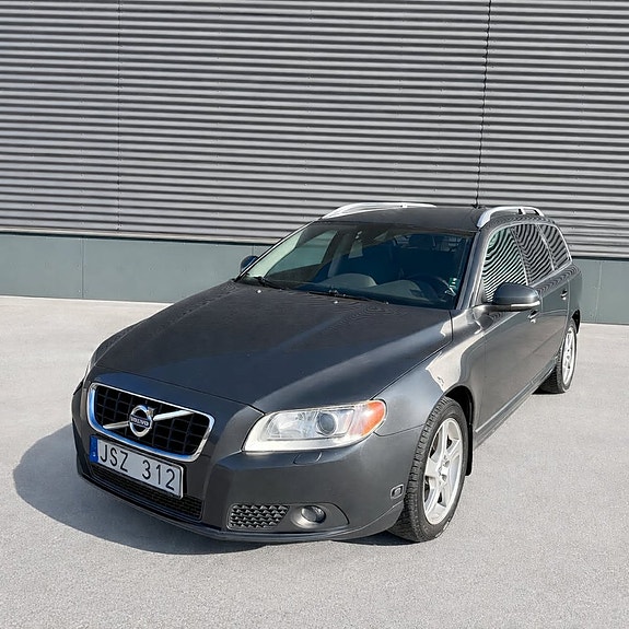 Volvo V70 2 of 17