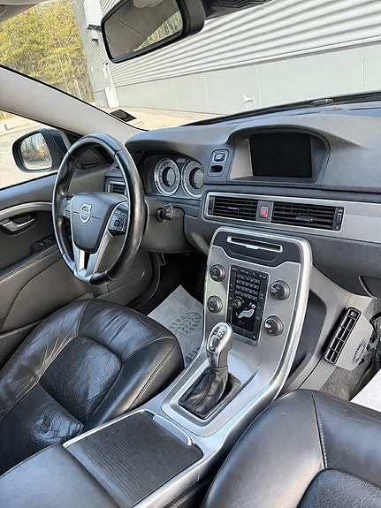 Volvo V70 12 of 17