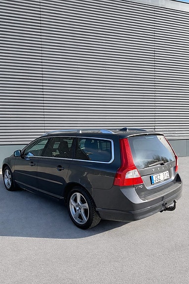 Volvo V70 4 of 17