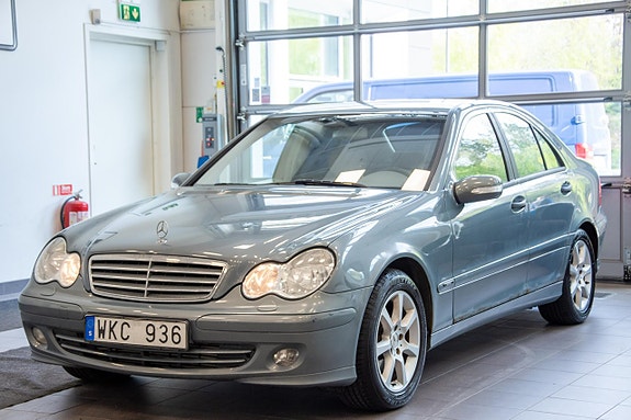 Mercedes-Benz C180 3 of 5