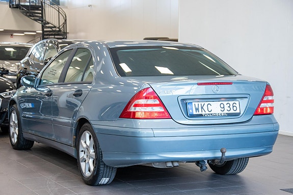 Mercedes-Benz C180 4 of 5