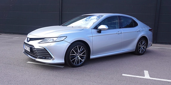 Toyota Camry 2 of 5
