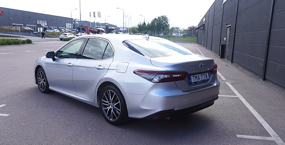 Toyota Camry 4 of 5