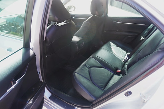 Toyota Camry 6 of 9