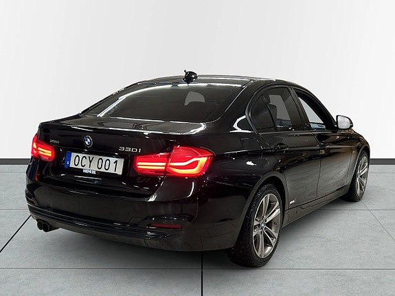 BMW 330i 4 of 5
