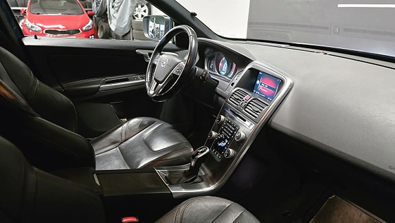 Volvo XC60 11 of 27