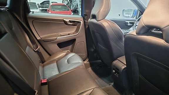 Volvo XC60 14 of 27