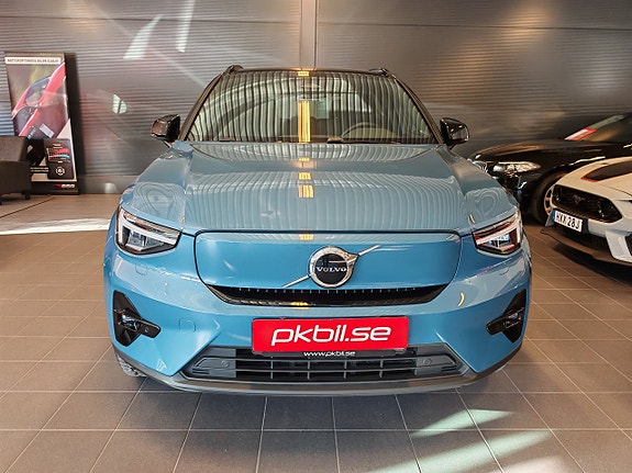 Volvo XC40 2 of 5