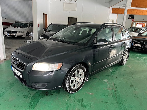 Volvo V50 3 of 17