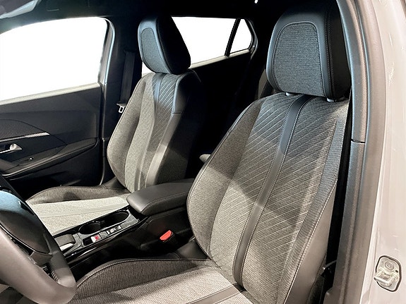 Peugeot 2008 7 of 17