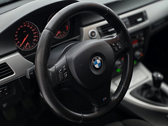 BMW 320i 4 of 5