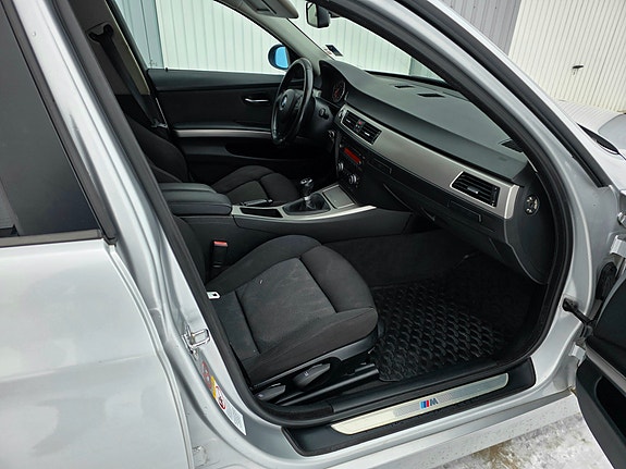 BMW 320i 10 of 12