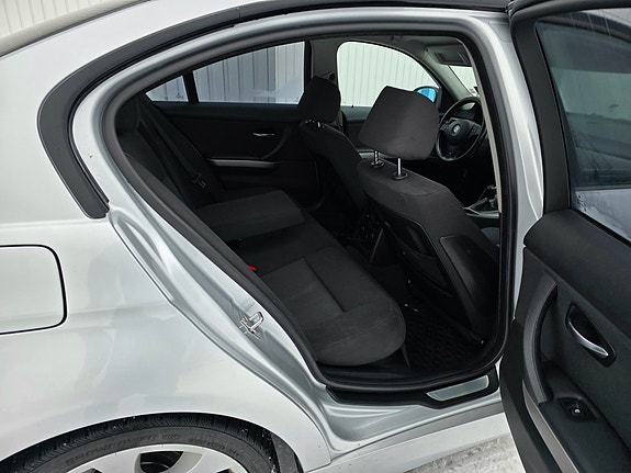 BMW 320i 12 of 12