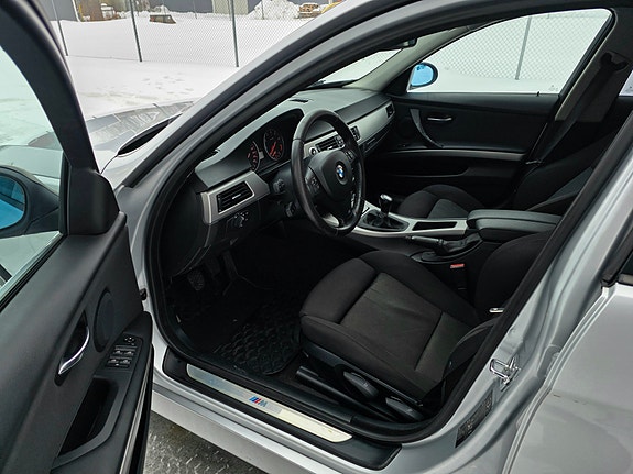 BMW 320i 9 of 12