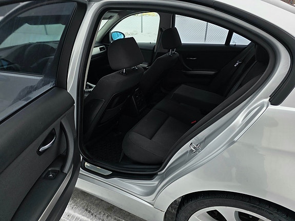 BMW 320i 11 of 12