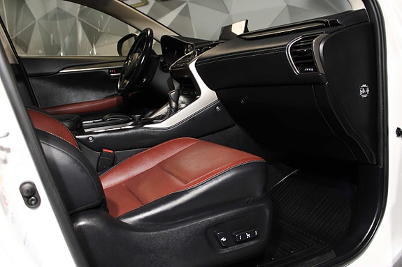 Lexus NX 300h 13 of 27