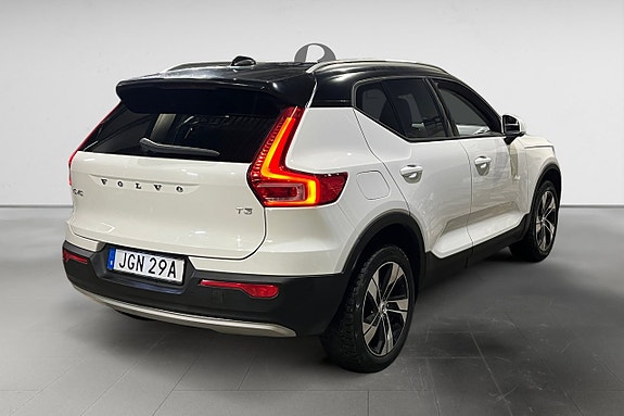 Volvo XC40 7 of 17