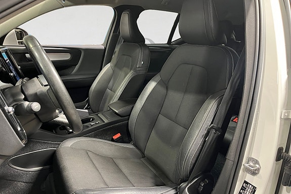 Volvo XC40 3 of 17