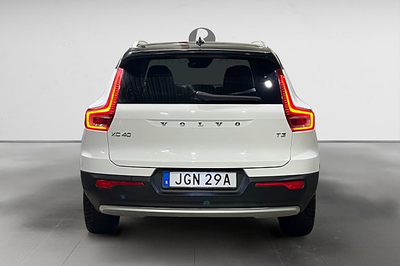 Volvo XC40 6 of 17