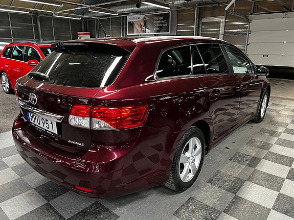 Toyota Avensis 4 of 5