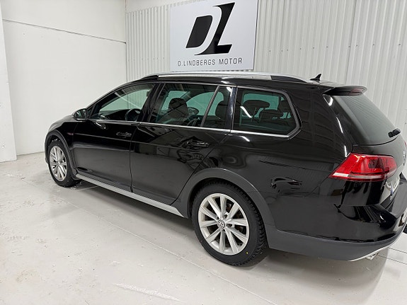 Volkswagen Golf Alltrack 2 of 5