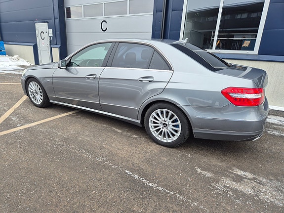 Mercedes-Benz E220 4 of 5
