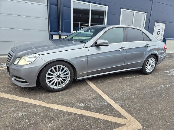 Mercedes-Benz E220 3 of 5