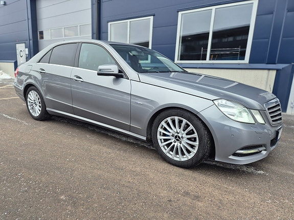 Mercedes-Benz E220 2 of 5