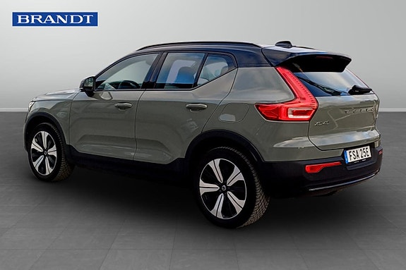 Volvo XC40 2 of 5