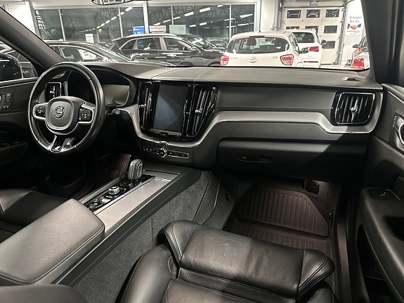 Volvo XC60 13 of 25