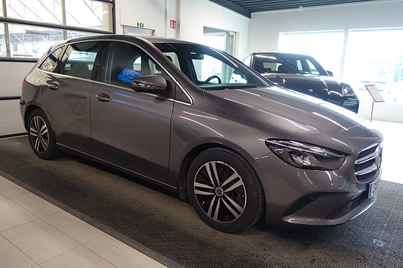 Mercedes-Benz B180 4 of 5