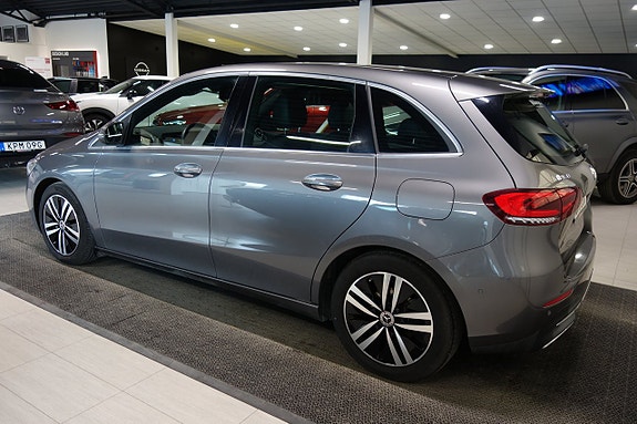 Mercedes-Benz B180 2 of 5