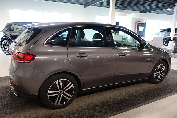Mercedes-Benz B180 3 of 5
