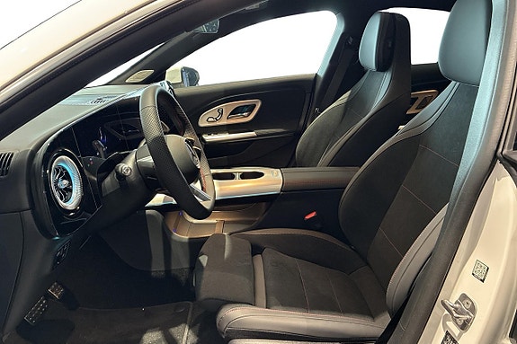Mercedes-Benz CLA350 6 of 11
