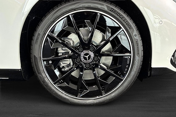 Mercedes-Benz CLA350 4 of 11