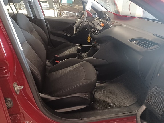 Peugeot 208 8 of 13