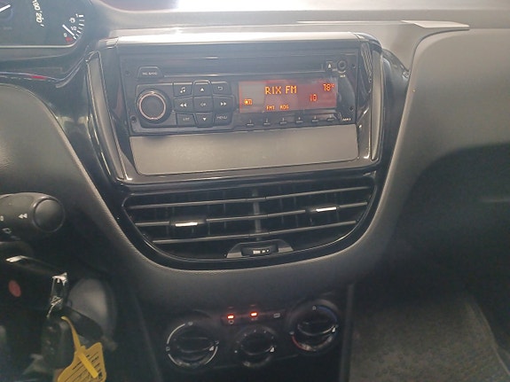 Peugeot 208 12 of 13