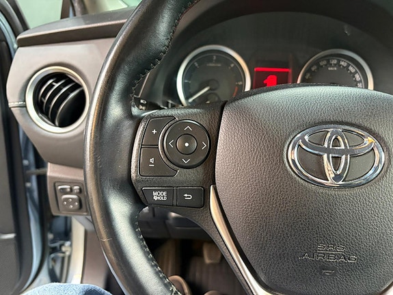 Toyota Auris 7 of 15