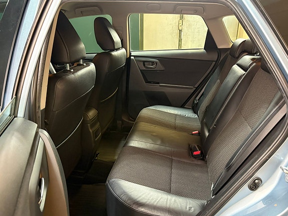 Toyota Auris 12 of 15