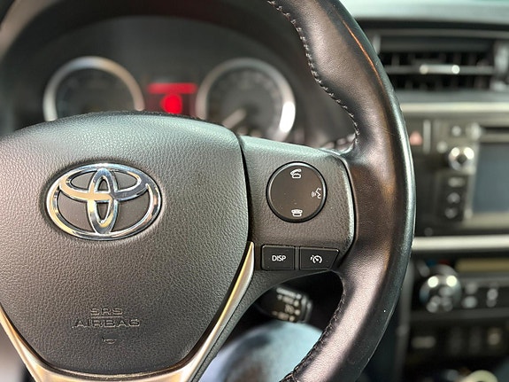 Toyota Auris 8 of 15