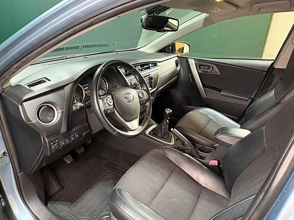 Toyota Auris 5 of 15