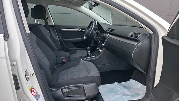 Volkswagen Passat 14 of 17