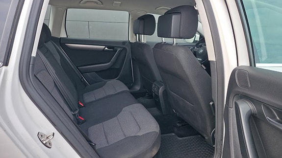 Volkswagen Passat 13 of 17