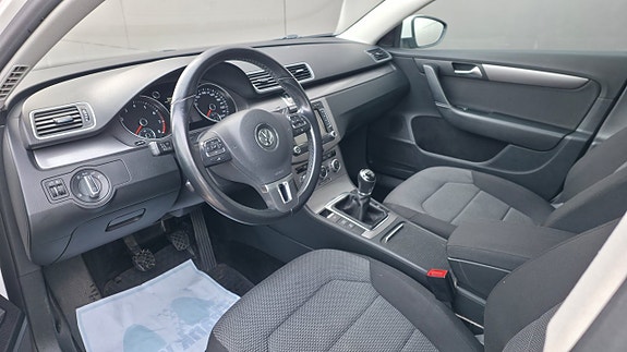 Volkswagen Passat 9 of 17
