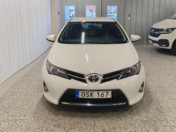 Toyota Auris 7 of 12